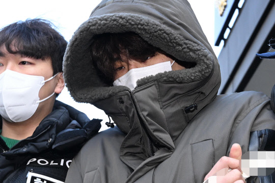 4일 오전 경기도 고양시 일산동부경찰서에서 동거녀와 택시 기사를 살해한 혐의로 구속된 이기영(31)이 검찰로 이송되고 있다.  [공동취재]